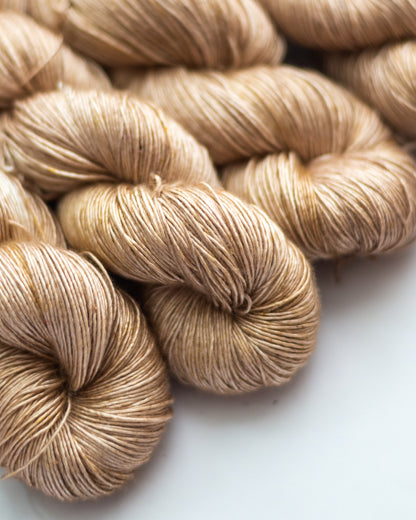 BKD Pure Silk: Reine Maulbeerseide handgefärbt in Berlin, 400m in 100g. Farbe: Kaffeekaramell